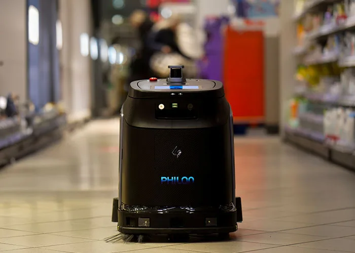 Fresco di stampa: il più grande ordine singolo nella storia della robotica per la pulizia tedesca. 170 Gausium Phantas si metteranno presto al lavoro nei negozi ROSSMANN (Foto: PHILON Service Robotics AG)